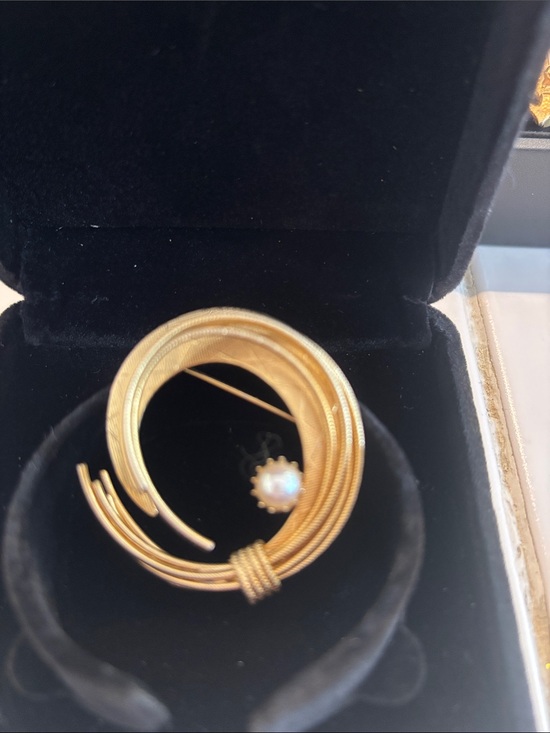 Jewelry - Gold-Tone Spiral Brooch with pearl Accent - Women Jewelry - vintage